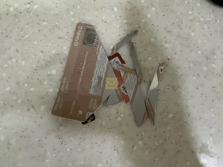 체크카드 신용카드 버리기, 안전하게 폐기하는 방법